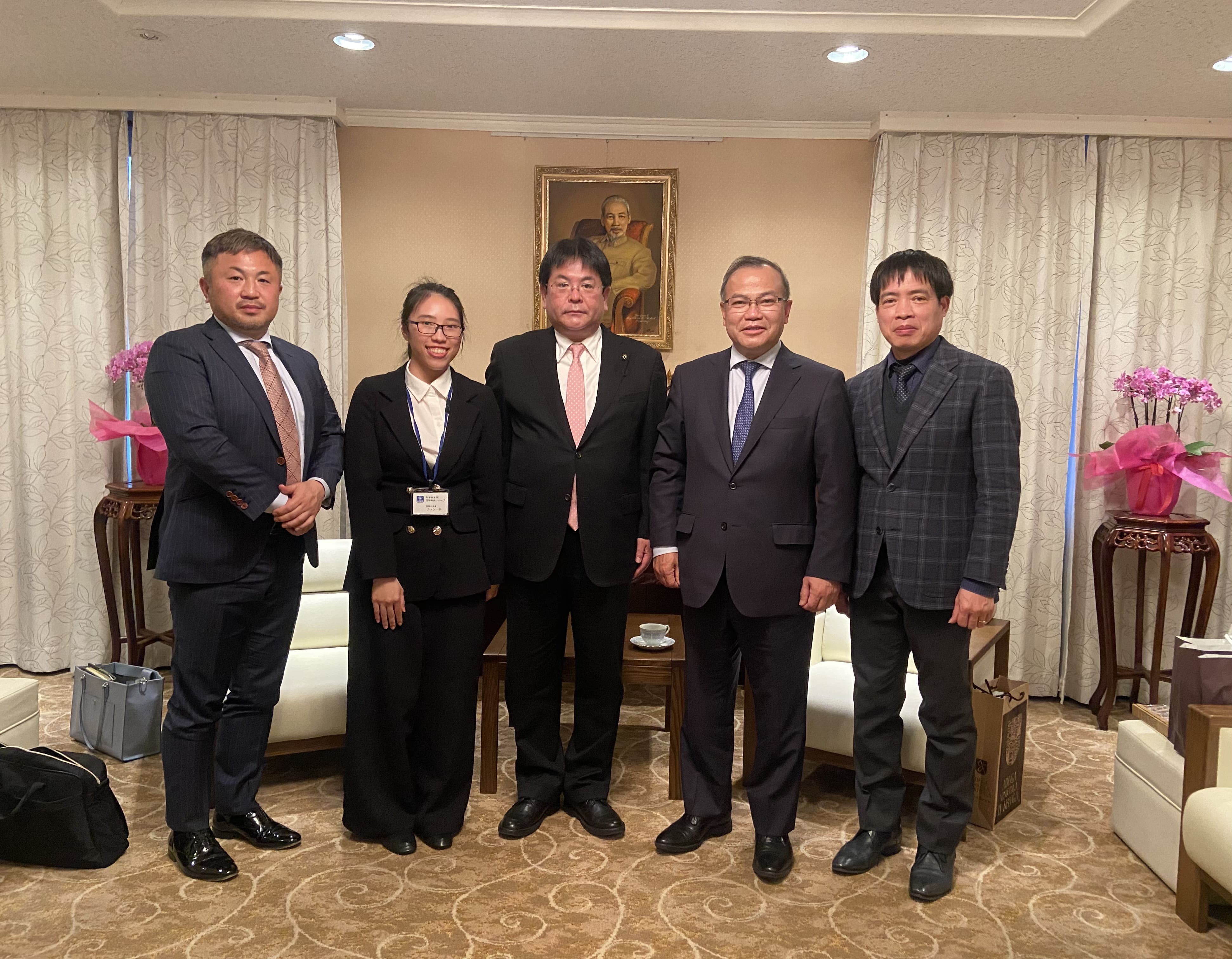 Đại sứ Vũ Hồng Nam tiếp Chủ tịch Hội đồng Nghị sỹ tỉnh Yamanashi