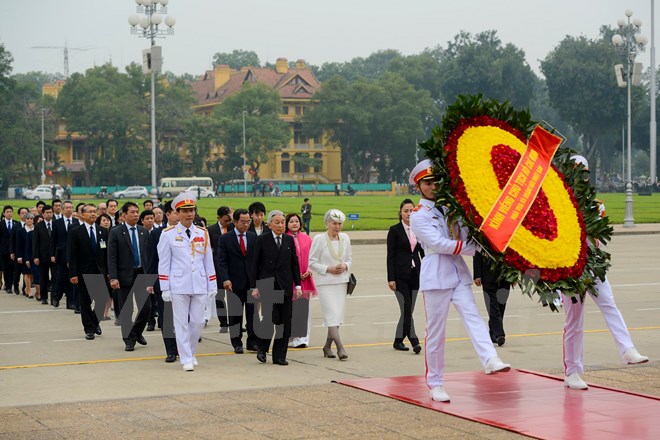 Nhật hoàng Akihito cùng Hoàng hậu viếng Lăng Chủ tịch Hồ Chí Minh